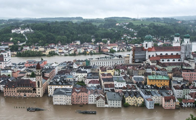 Passau overstroomd - Telegraaf 2-6-2013-18u.jpg - 3 juni: Passau onder water